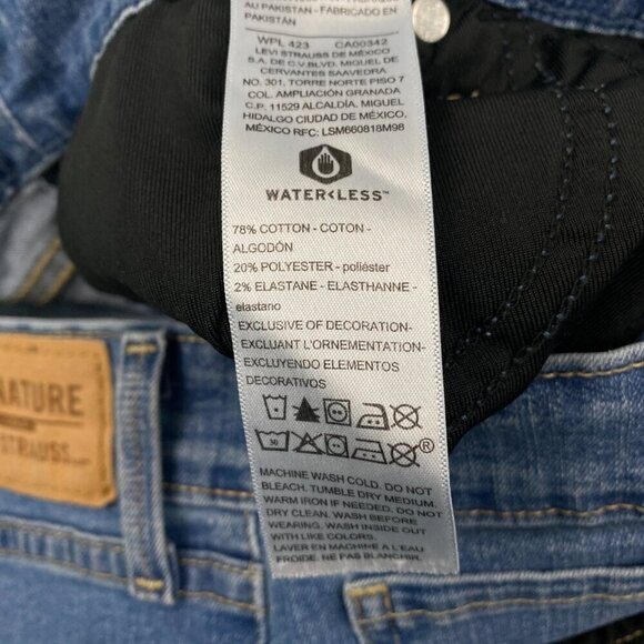 Signature Levi Strauss Totally Shaping Straight Women's size 20P Blue Denim jean - Picture 3 of 4